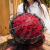 33朵红玫瑰，黑色韩素纸外围（不少于8张），（0.8-1）米黑纱覆盖，红色蝴蝶结束扎，圆形花束，