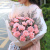 19朵粉色康乃馨，情人草间插丰满。，白色雾面纸（不少于6张），白色丝带束扎，