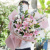 7枝粉百合(不少于19朵),6朵粉红雪山玫瑰,白色小菊与尤加利叶间插点缀;,粉色雾面纸扇形包装,白色雾面纸内衬,粉色蕾丝丝带拉花,