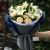 11朵香槟玫瑰,2枝白色多头百合(不少于6朵百合),栀子叶、黄莺间插丰满,白色雾面纸内衬,深蓝色雾面纸外围,黑色条纹丝带蝴蝶结束扎,