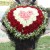 22朵戴安娜玫瑰,33朵白玫瑰,44朵红玫瑰,如图做成心型花束,满天星黄莺围边点缀。【漏枝必罚】,黑色软纱包装,需要插花泥做成心型,保证如图90%以上相似度。,