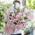 5朵粉佳人,5枝多头粉百合(不少于15朵,至少盛开6朵),白色小雏菊、尤加利、栀子叶间插丰满,白色雾面纸内衬,粉色雾面纸外围,粉色蕾丝缎带蝴蝶结束扎,