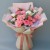 15朵粉康乃馨、4朵戴安娜玫瑰、6朵洋桔梗、尤加利间插，内衬白色雪梨纸，粉色、黄色双色牛皮纸、粉色蝴蝶结丝带、韩式扇形包装，
