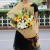 5朵向日葵,3枝多头百合(不少于9个头,3朵盛开的),尤加利、3枝以上桔梗间插丰满,牛皮纸外围,咖啡色丝带蝴蝶结束扎,