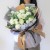 11朵白玫瑰,3朵白色乒乓菊,3朵白色雏菊,5枝鼠尾、1枝蕾丝间插,尤加利间插点缀,内衬白色雪梨纸,外围金色烟灰双色欧雅纸韩式扇形包装,黑色金边丝带束扎,