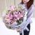 6枝多头粉百合(不少于18个头,至少盛开6朵),白色满天星、粉色勿忘我间插丰满,白色雾面纸内衬,灰色雾面纸外围包装,银灰色丝带蝴蝶结束扎(保证花束饱满),